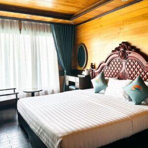 Spacious king side bedroom, Halong Hideaway
